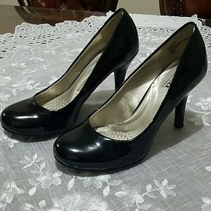 Pretty ladies pumps size 5